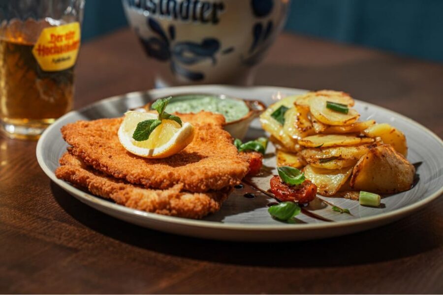 Frankfurt: Verbrecherjagd und gefährlich leckeres Schnitzel - Old Town puzzles and historic stops: how the city becomes your answer key