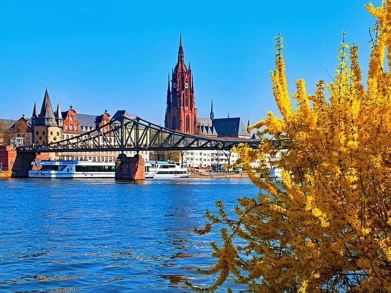 Frankfurt: Walking tour between St. Paul's Church, Main & Old Town flair in German - Start at St. Paul’s Church: easy meeting point, clear orientation