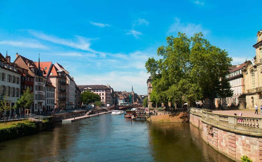Freiburg: Express Walk with a Local in 60 minutes - Local food and bar tips you can use the same day