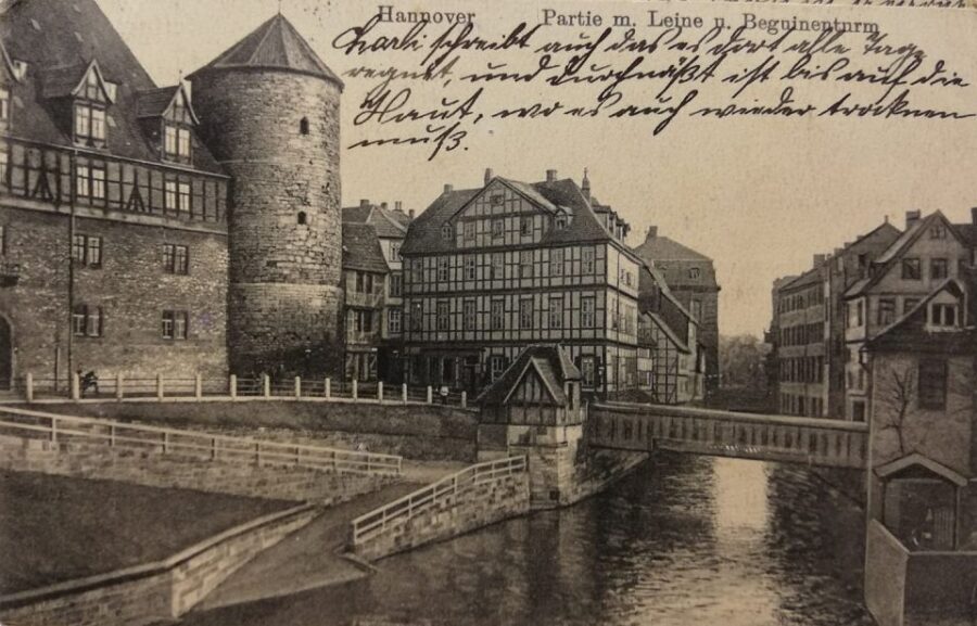Fritz Haarmann - Die Mördertour - Guide style in German: what you’ll notice in the delivery