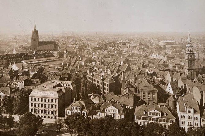 Fritz Haarmann murder tour through Hanover's old town - Stop 1: Kropcke-Uhr sets the tone fast