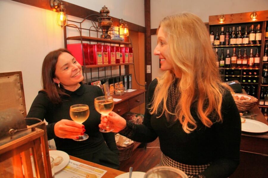 From Eigelstein to Nippes: city tour and wine hike - Le Caveau in Nippes: where the night really lands