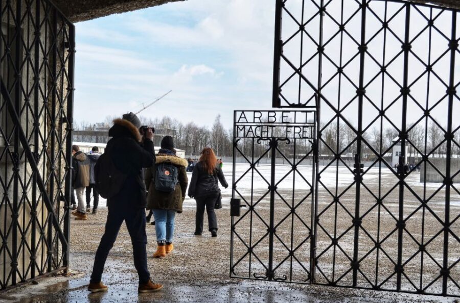 From Munich: Dachau Memorial Site Tour in Spanish - From Munich by train: the calm way to get there
