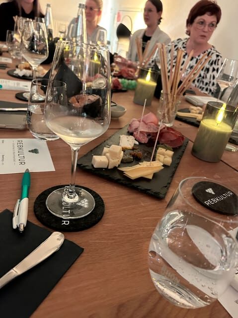 Fulda: Guided wine tasting with wines and wine accompaniments - Outside seating vs indoors: how to plan for Fulda weather