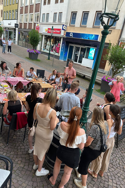Fulda: Guided wine tasting with wines and wine accompaniments - The tasting format: 5 wines from the menu, open bar style