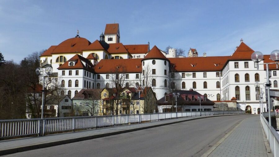 Füssen: Private Guided Walking Tour - Getting oriented at Schrannenplatz (and starting in the right place)