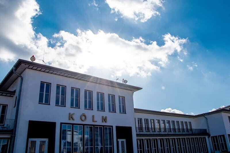 Guided tour of Motorworld Cologne Rhineland - The guided circuit: workshops, glass garages, and historic rooms