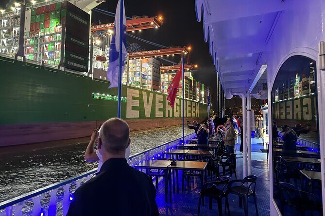 Hamburg: 1-hour evening light cruise - Seeing the modern concert landmark and Hamburg’s older core