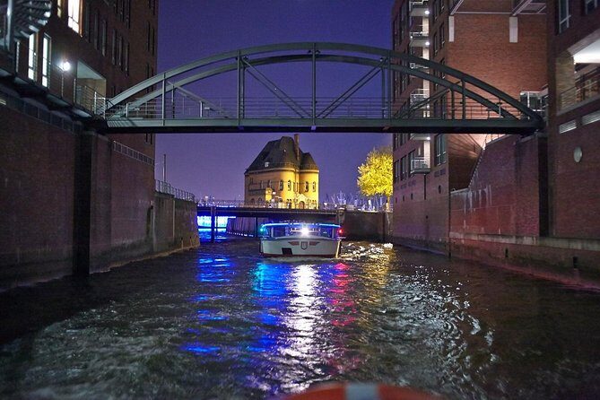 Hamburg: 1-hour evening light cruise - The onboard experience: live guide plus the RainerAbicht audio app
