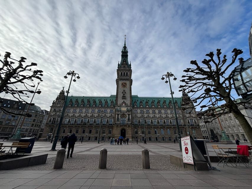 Hamburg: 1-Hour Sightseeing Bus Tour with Live Guide - Landungsbrücken: finishing with the harbor edge