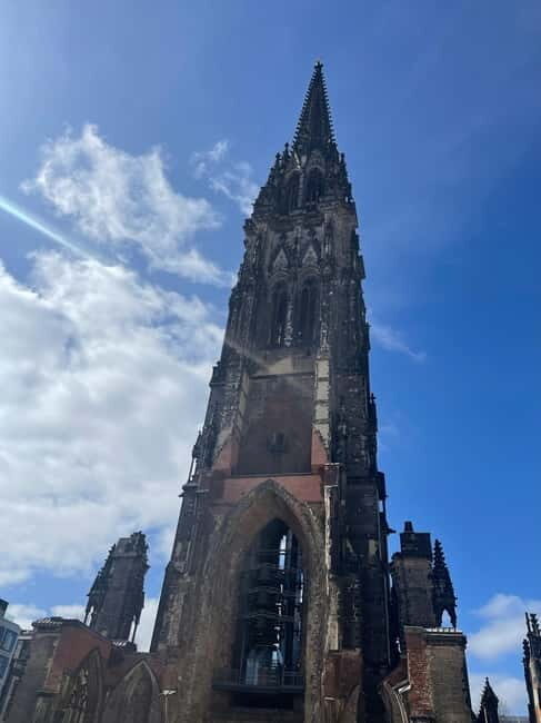 Hamburg: 1-Hour Sightseeing Bus Tour with Live Guide - How the live guide shapes the whole experience
