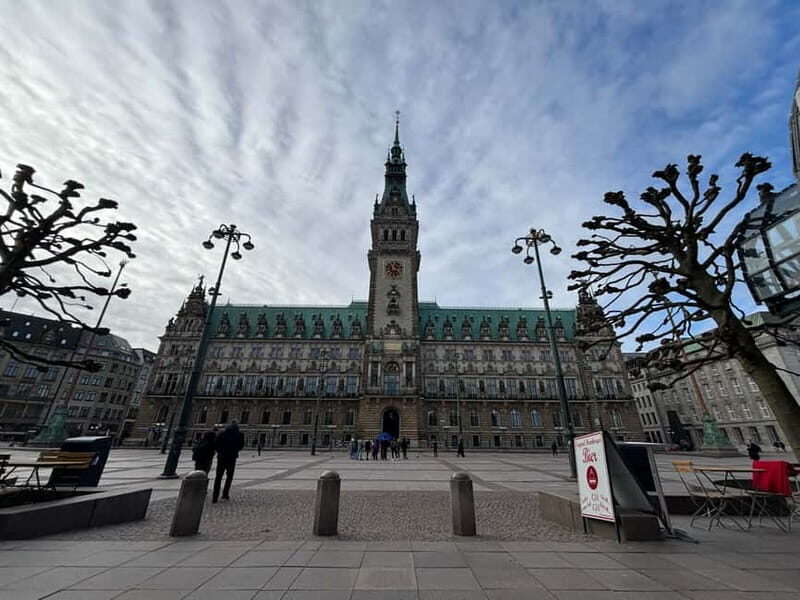 Hamburg: 1-Hour Sightseeing Bus Tour with Live Guide - Why a double-decker works for a one-hour Hamburg hit