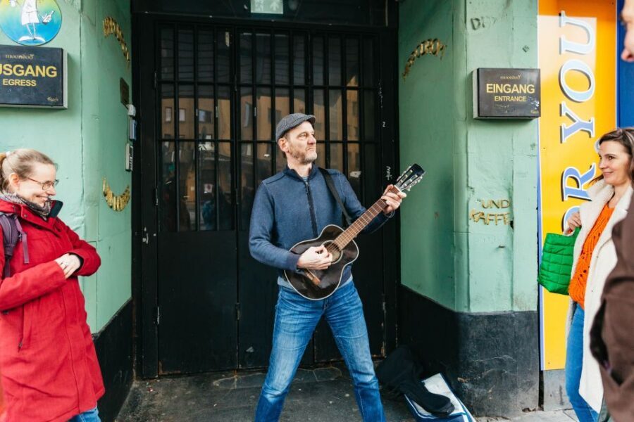 Hamburg: 2.5-Hour Beatles Music Tour - The guide’s performance matters: live singing you can feel