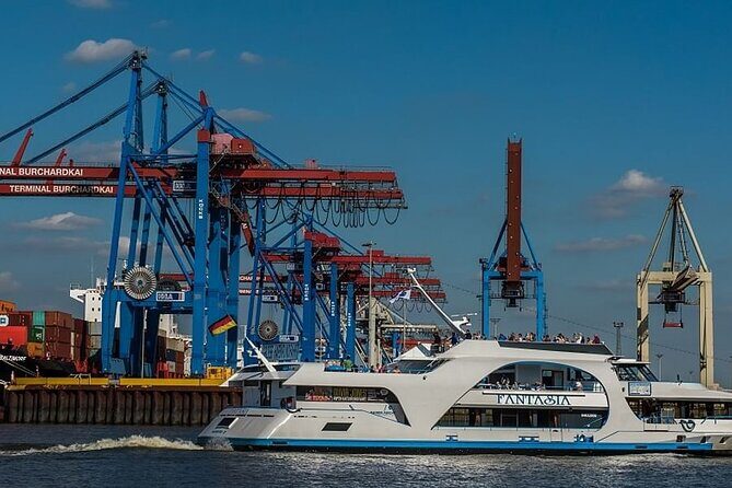Hamburg 2-hour harbor tour on the beautiful Elbe - Boat Size, Seating, and the Window Strategy
