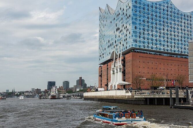 Hamburg 2-hour harbor tour on the beautiful Elbe - German Live Narration vs English App Audio: Your Plan of Attack