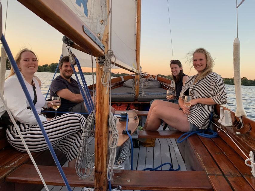 Hamburg: Alster River Sailboat Tour with Sundowner - Getting Onboard at barca Boat Events (and Finding Your Boat)