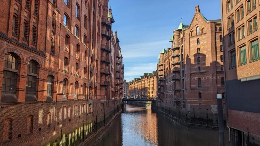 Hamburg among friends - Van tour - Reeperbahn in a 15-minute hit: Beatles and party culture