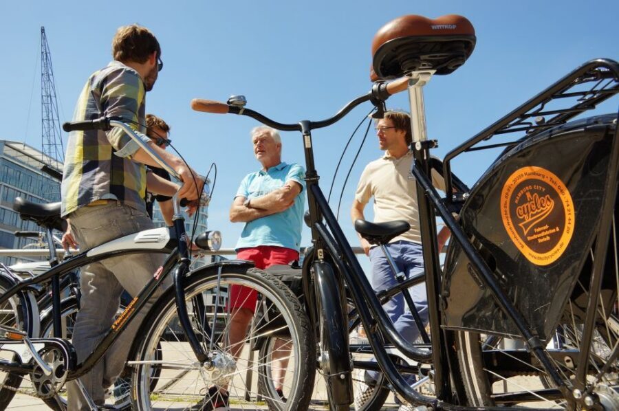 Hamburg: Bike Rental - The 3-Gear City Bike Setup (Plus Helmet, Basket, Insurance)
