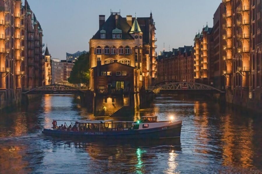 Hamburg Combi: 1,5h Evening Cruise & 2h Reeperbahn Tour - Entering Hamburg’s Night Mode: Harbor Lights Plus St. Pauli