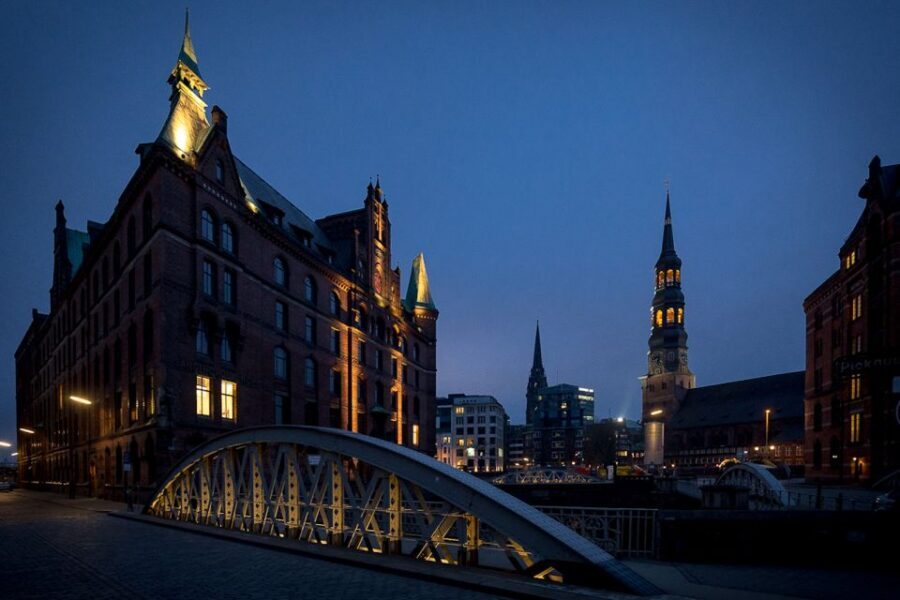 Hamburg: Eerie Speicherstadt Tour - Starting at Hauptkirche St. Katharinen: setting the mood fast