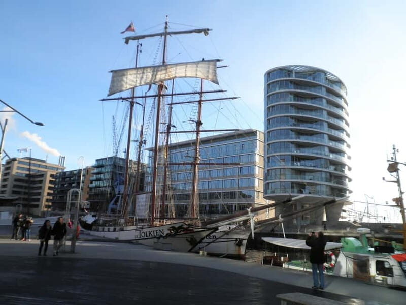 Hamburg: Exclusive Tour by Limousine with Chauffeur - Blankenese: switch from city sights to a more relaxed vibe