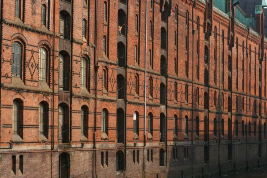 Hamburg: Guided Port Walk for Families - Where you start: Deichstraße 30 and the quick route to the water