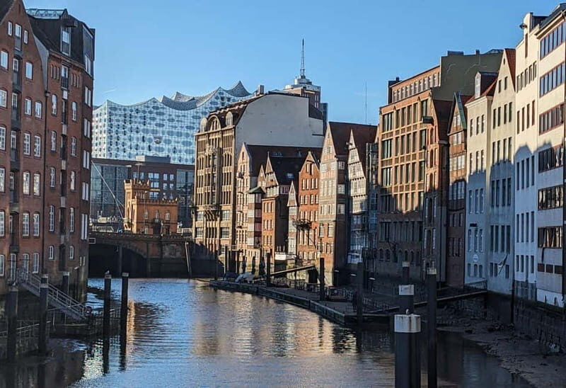 Hamburg: Guided Tour in French, the essentials in 2,5 hours! - St. Nikolai Memorial and Deichstraße: learning Hamburg’s older layers