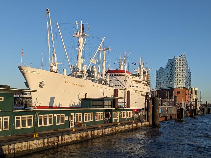 Hamburg: Guided Tour in French, the essentials in 2,5 hours! - Small group pacing: what the 8-person limit changes