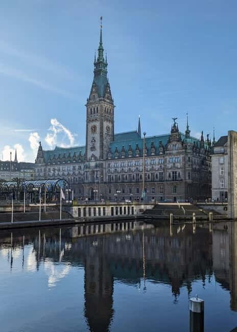 Hamburg: Guided Tour in French, the essentials in 2,5 hours! - Rathausmarkt and Hammaburg-Platz: starting where Hamburg’s civic story turns