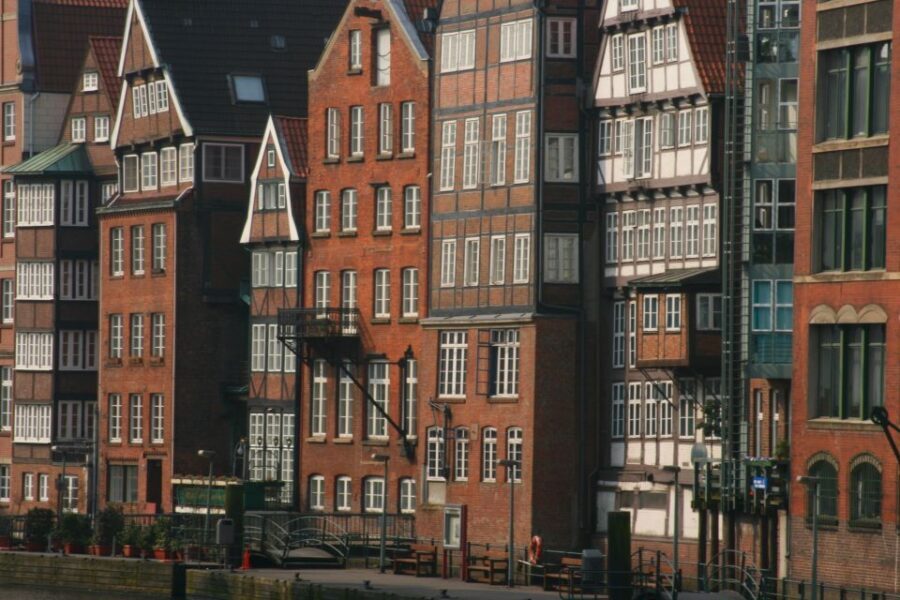 Hamburg: Guided Walking Tour - Trostbrücke to St Nikolai Memorial: bridges and memory along the route