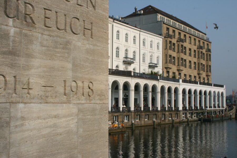 Hamburg: Guided Walking Tour - Alsterarkaden and Jungfernstieg: lake views that feel like a city living room
