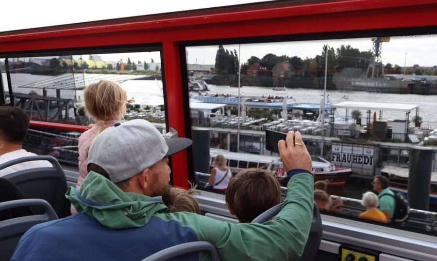 Hamburg: Hop-On/ Hop-Off Tour Classic Line Familienticket - Double-decker views over Alster Lakes and Jungfernstieg