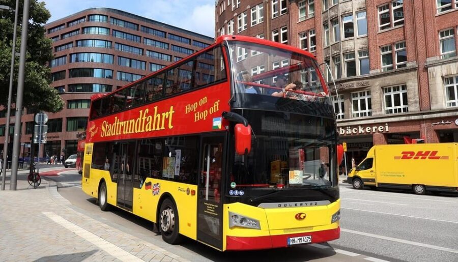 Hamburg: Hop-On/ Hop-Off Tour Classic Line Familienticket - Hafencity to the courts district: how to use the stop moments