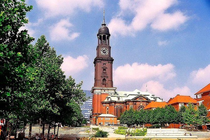 Hamburg: Hop-On Hop-Off Tour - Yellow Double Decker - Audio Commentary: Useful Stories, But the Sound Mix Matters