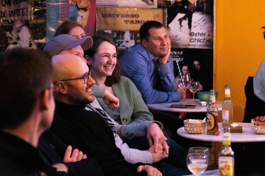 Hamburg: Moin Comedy Club Stand Up Comedy Live Show Ticket - The club atmosphere in Universo Tango: why people keep coming back
