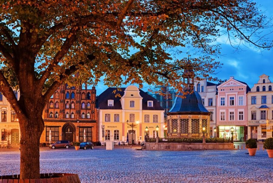 Hamburg: Old Town Highlights Private Walking Tour - Rathausmarkt and the Town Hall: Neo-Renaissance Details with Real Meaning