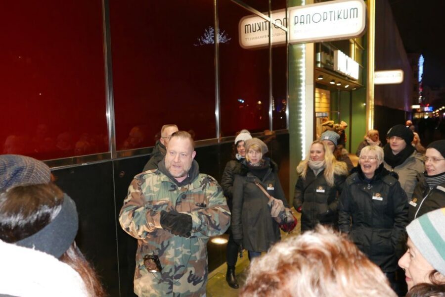 Hamburg: Olivia Jones Tour with Iconic Barker Fabian - The 100-minute pacing: walking, talking, and getting oriented fast