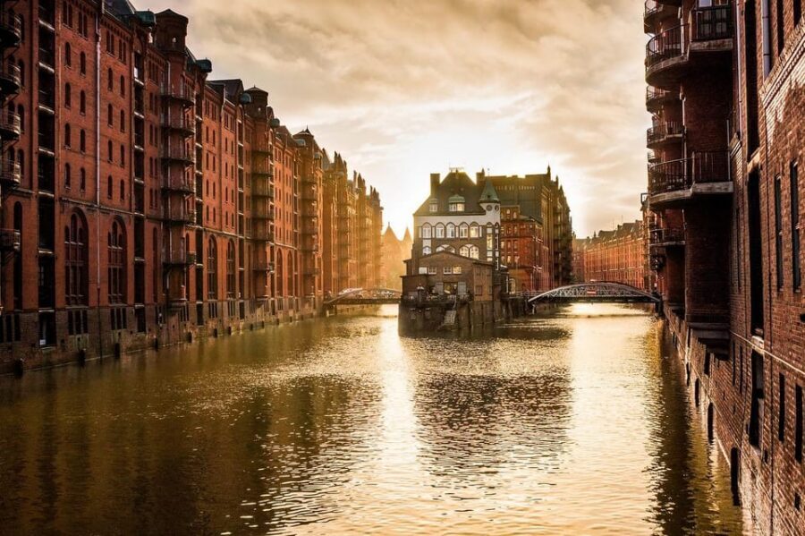 Hamburg: One Hour Traditional Harbor Cruise - Speicherstadt and HafenCity: The Famous Spots, Timed to the Tide