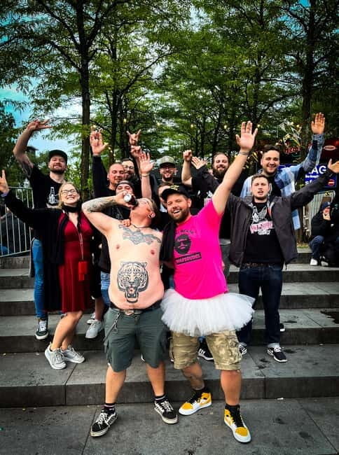 Hamburg: Pubcrawl & Nightlife Tour auf St.Pauli - Price and value: why the inclusions matter