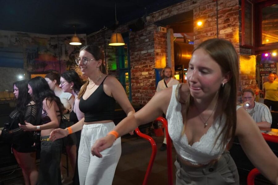 Hamburg: Reeperbahn Pub Crawl with Shots and Games - Why the Reeperbahn is easier with a guide
