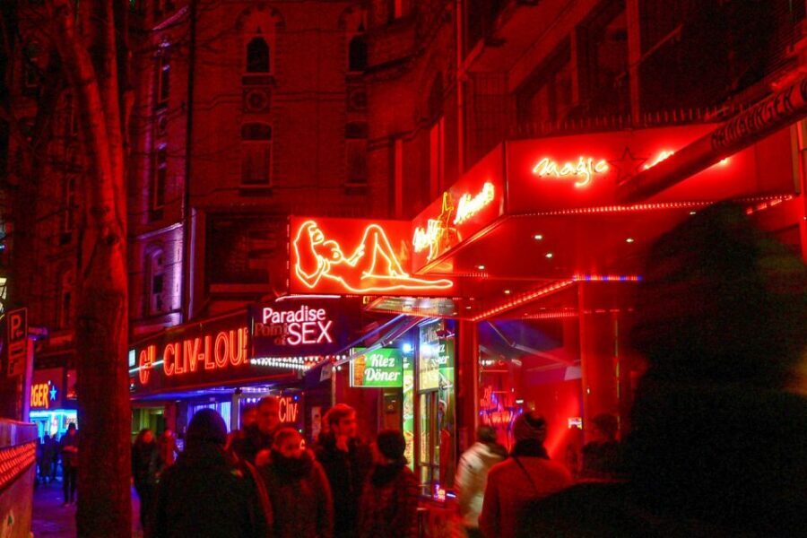 Hamburg: Reeperbahn Quickie, The Short & Sexy St. Pauli Tour - Meeting at Davidwache: Find the Stairs, Then the Guide