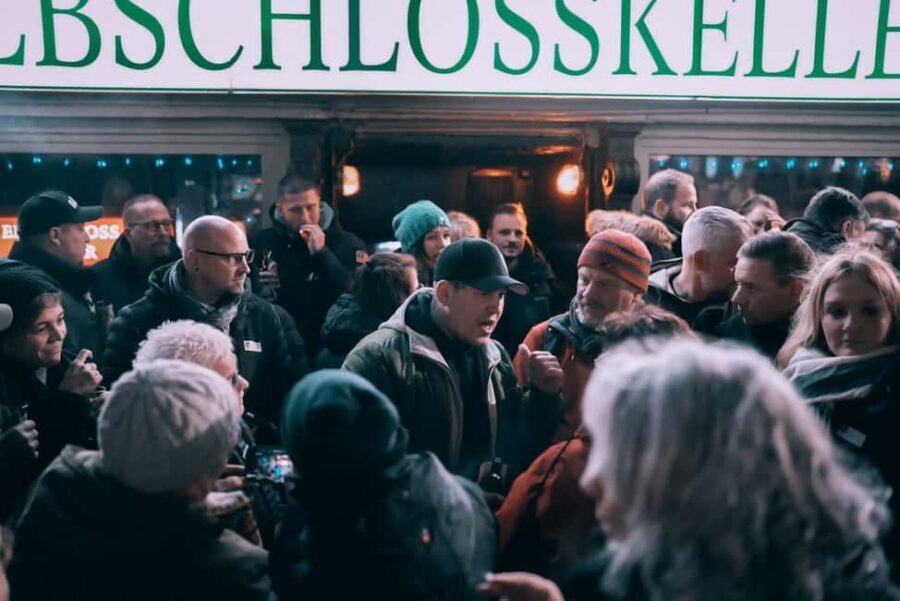 Hamburg: Reeperbahn tour with Daniel Schmidt from the Elbschlosskeller - Daniel Schmidt’s storytelling style: direct, lived-in, and interactive