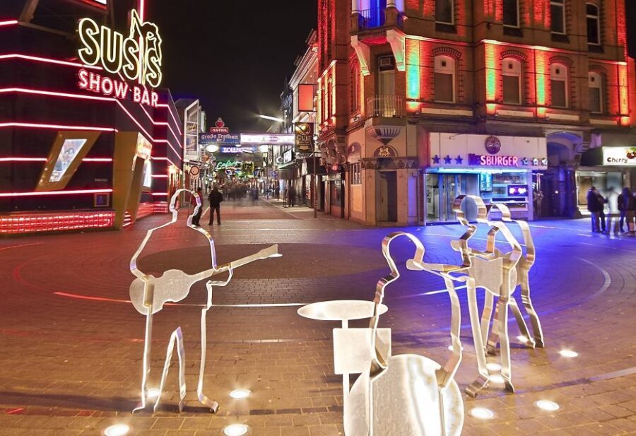 Hamburg: Reeperbahn Tour with English-Speaking Guide - Zur Ritze and the boxing cellar: the “plan this part” moment