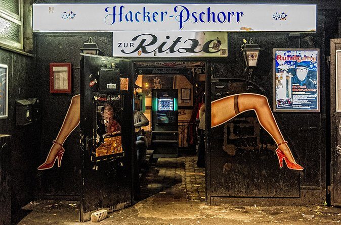 Hamburg: Safari Tour in St. Pauli - How the included Fischbrötchen fits the experience