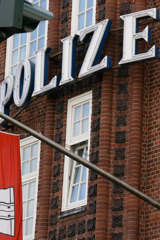 Hamburg St. Pauli - guided walk for school groups - Landungsbrücken: Starting With the Port Side of St. Pauli