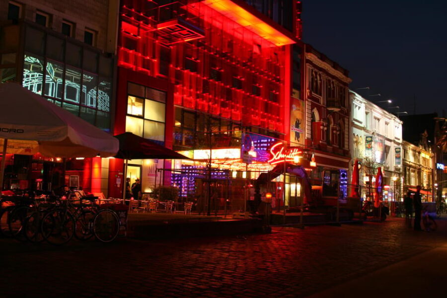 Hamburg St. Pauli - guided walk for school groups - Große Freiheit and Side Streets: When Pop Culture Meets Real Neighborhood Life