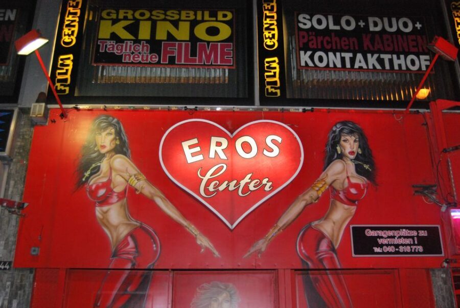 Hamburg: The Ultimate Sex, Drugs, and Hotdog Tour - Why the Reeperbahn feels like street-level storytelling
