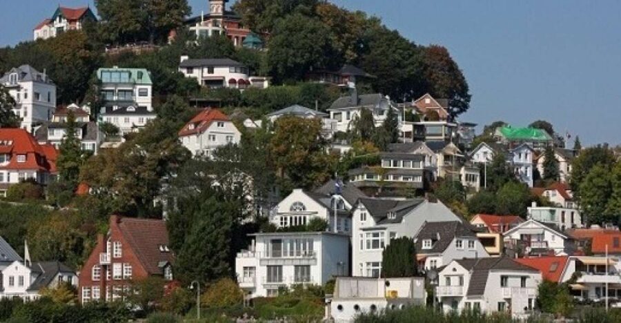 Hamburg: Tour of Blankenese on the Banks of the Elbe - Elbe beach walk: lighthouse, shipwrecks, and freshwater tideland sights