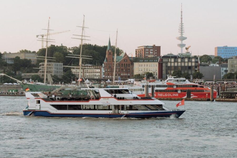 Hamburgs Highlights: Harbor Cruise & Reeperbahn Walking Tour - Guide matters: humor, competence, and Hamburg street knowledge
