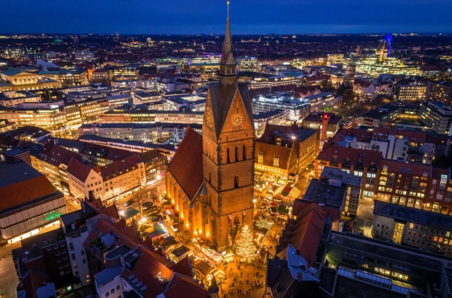 Hannover: Christmas Time Walking Tour - Market Church and the old town glow with real seasonal atmosphere